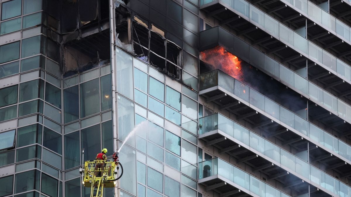 V Londýně hoří výšková budova